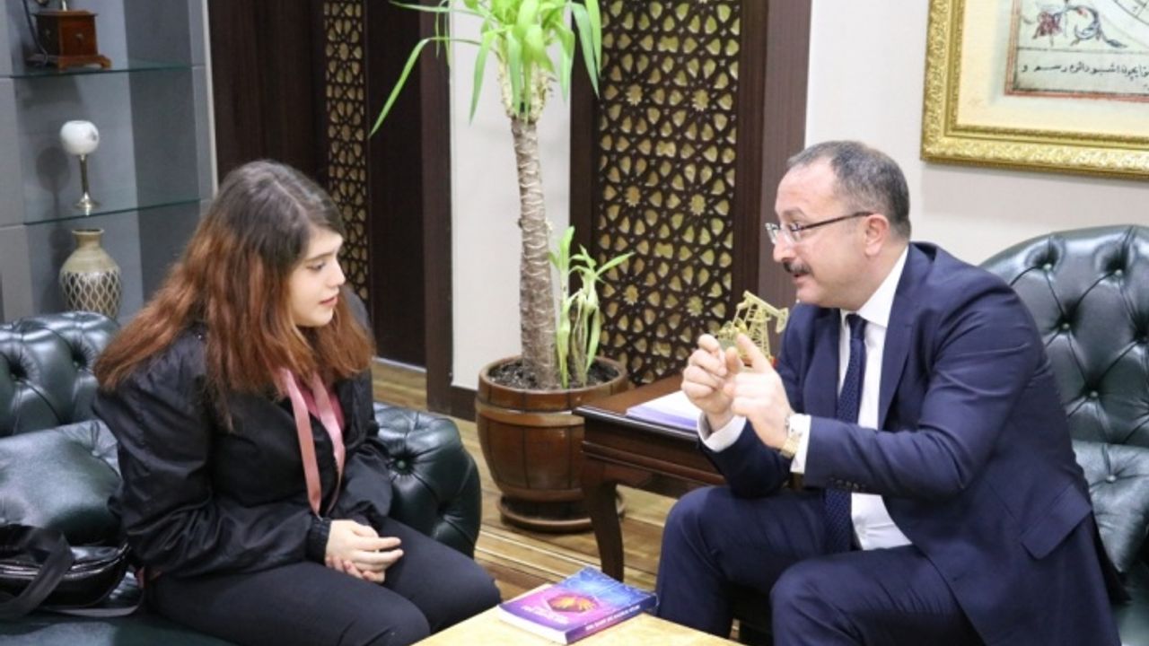 Siirt Valisi Atik, işitme engelli çocukla işaret diliyle anlaştı