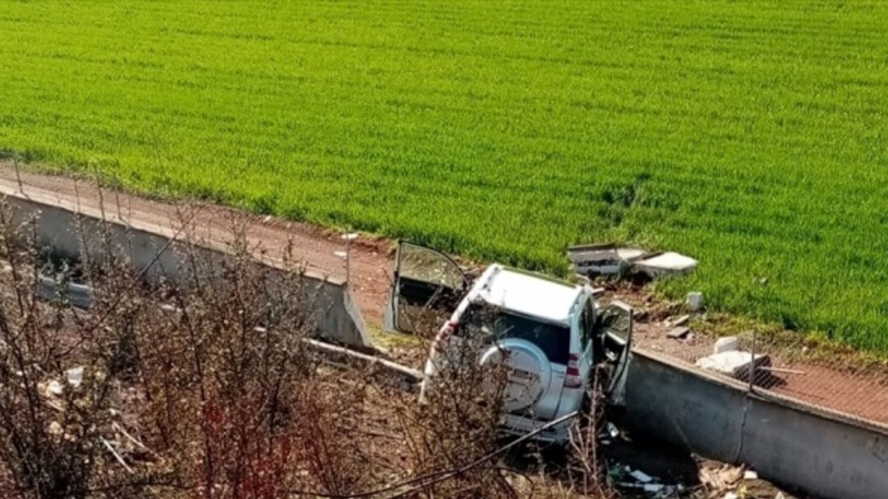 Şanlıurfa'da bariyerlere çarpan otomobildeki 4 İranlı yaralandı