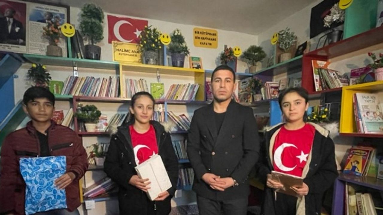 Şırnaklı köy muhtarı, bürosunun bir bölümünü kütüphaneye dönüştürdü