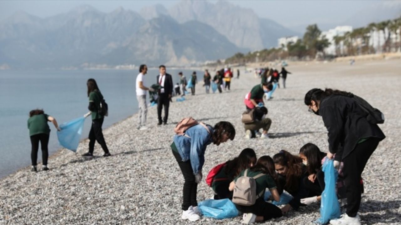Antalya'da sahilde toplanan çöpler, dikkati çekmek için sergilendi