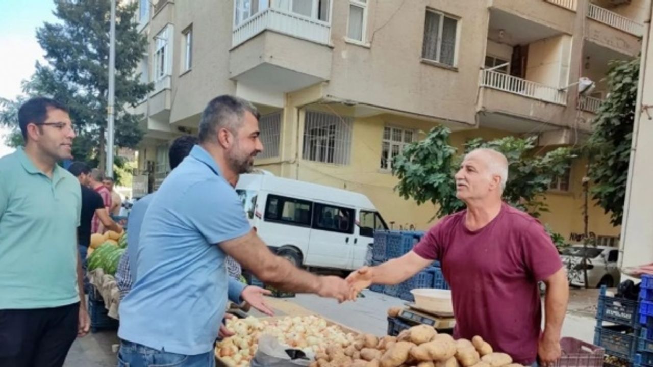 AK Parti Mardin İl Başkanı Kılıç, pazarda esnafı ziyaret etti