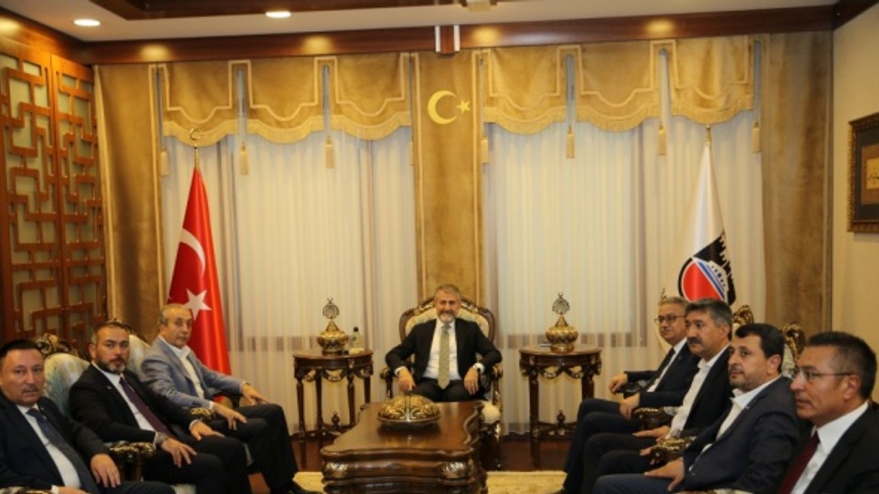 Hazine ve Maliye Bakanı Nureddin Nebati, Diyarbakır annelerini ziyaret etti