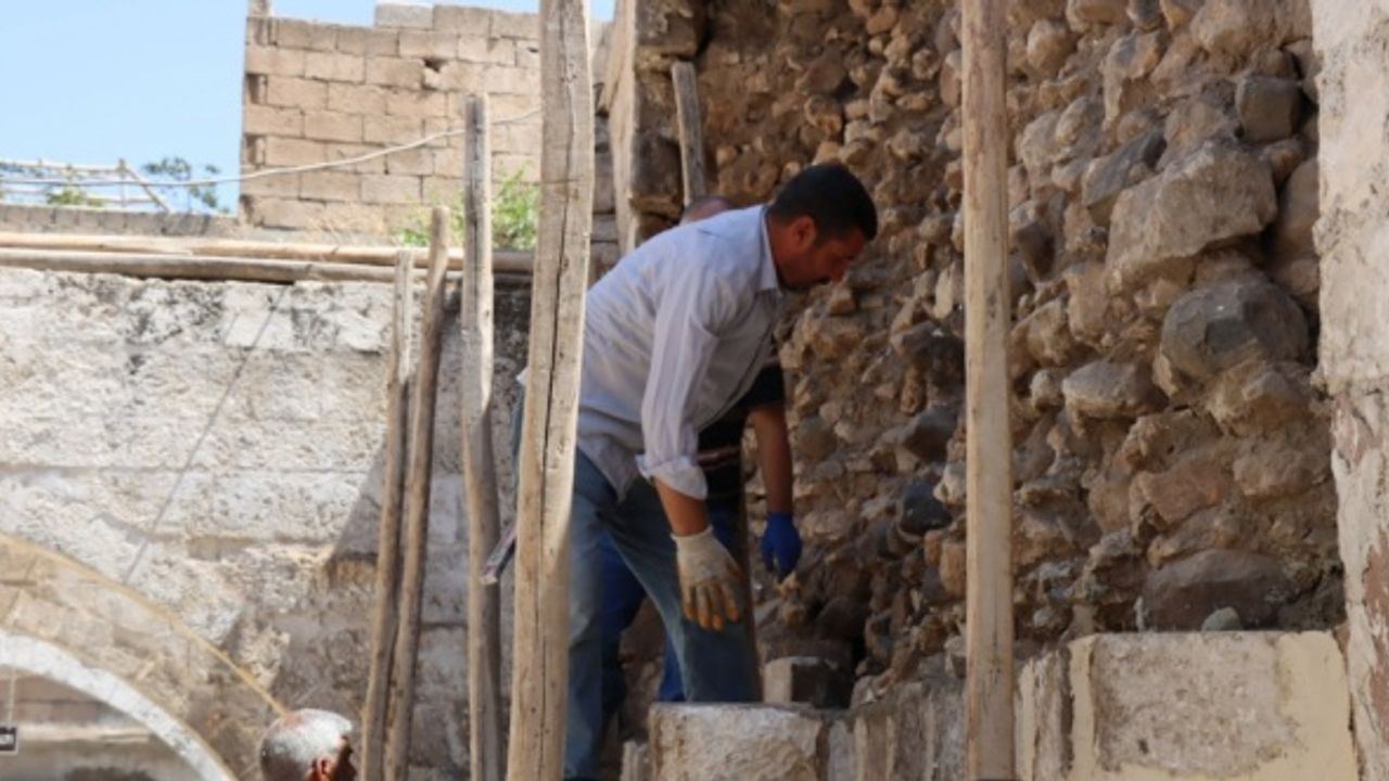 Şanlıurfa'da çökme yaşanan tarihi hamamda çalışma başlatıldı