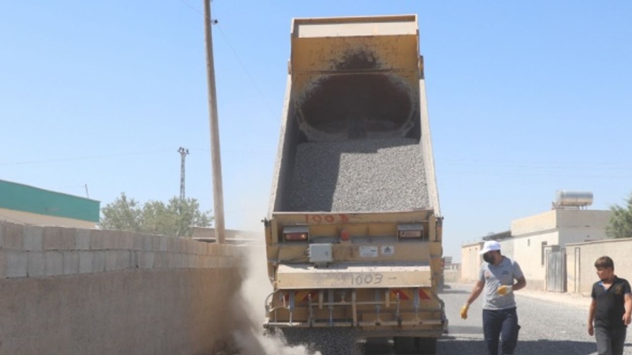 Şanlıurfa'da yol yapım çalışmaları devam ediyor