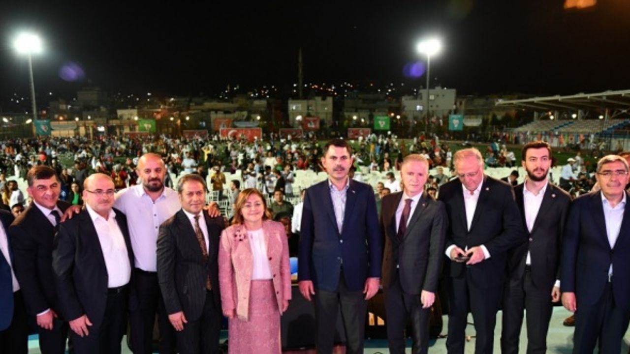 Bakan Kurum, Gaziantep'te başarılı Kur'an kursu öğrencilerine bisiklet dağıttı