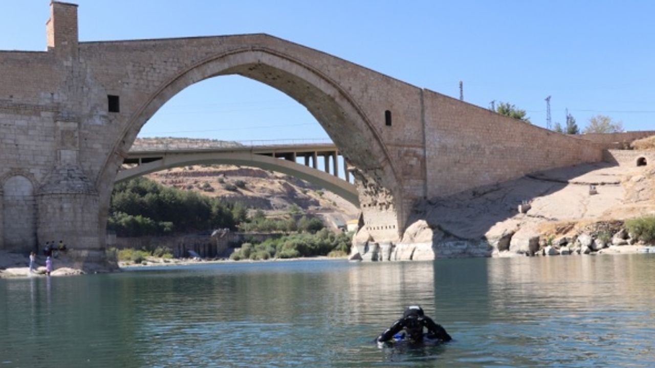 Batman'da itfaiyenin dalgıç ekipleri eğitim dalışında su altından çöp topladı