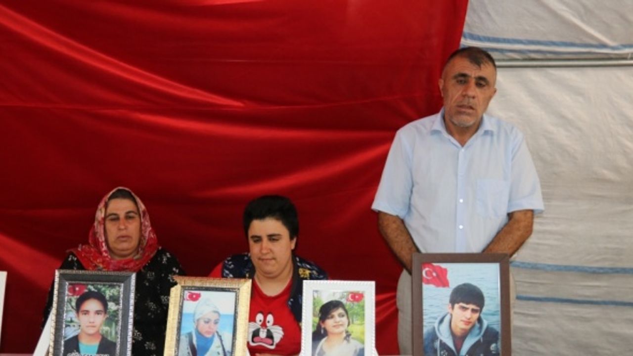 Diyarbakır anneleri bunaltıcı sıcakta evlatları için nöbet tutuyor