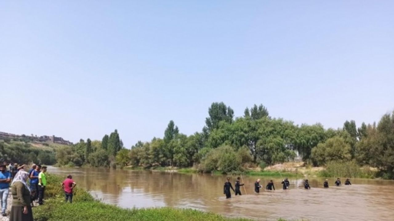 Diyarbakır'da Dicle Nehri'nde kaybolan çocuğu arama çalışmaları sürüyor