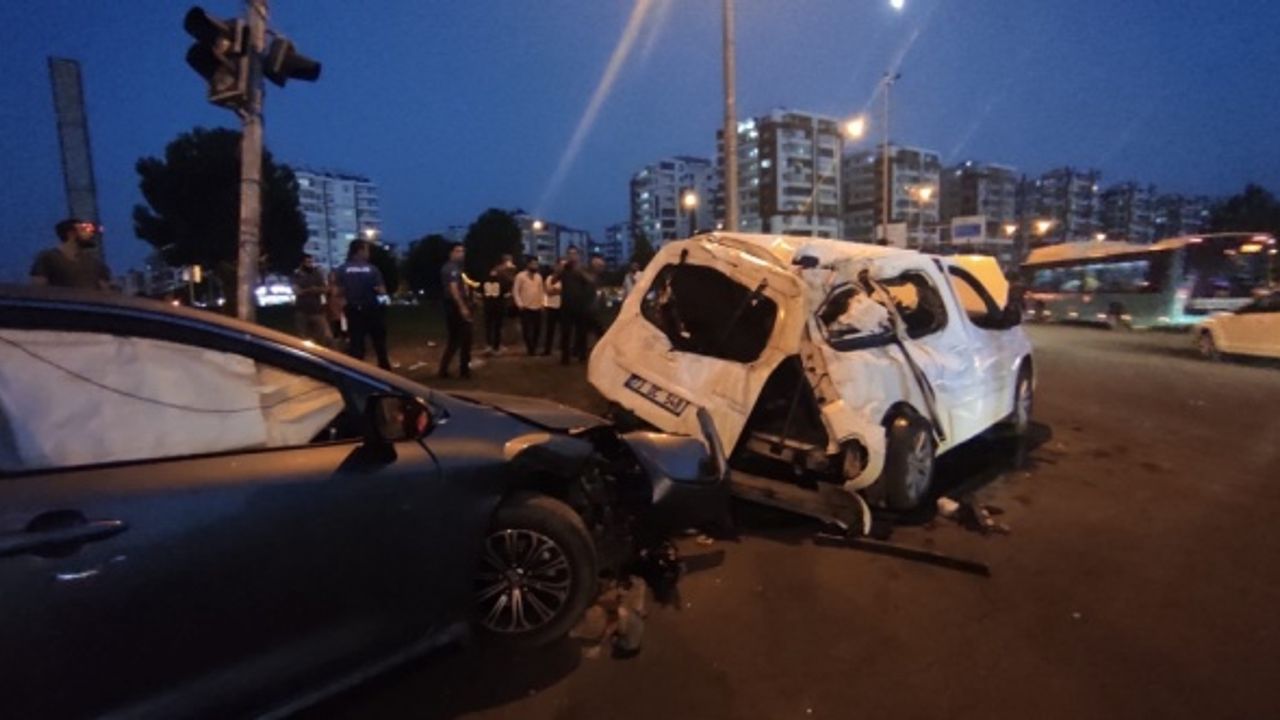 Diyarbakır'da otomobilin kamyonete çarpması sonucu 10 kişi yaralandı