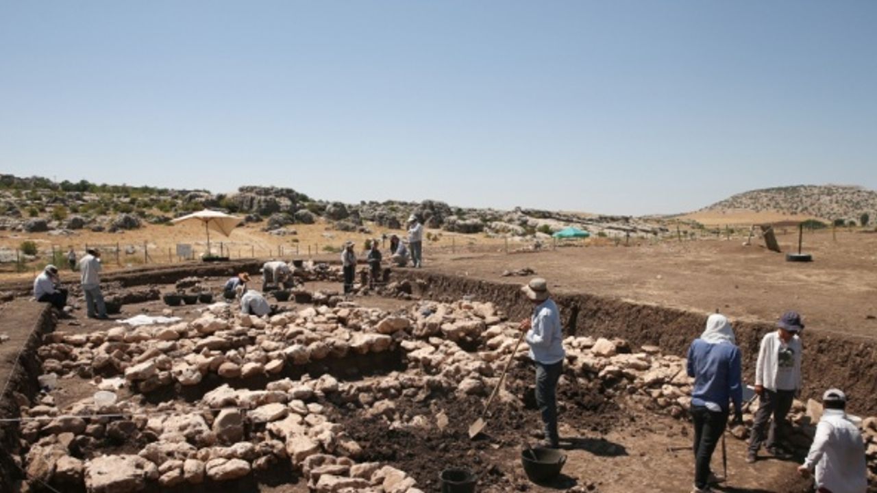 Dünya uygarlık tarihine ışık tutan höyükte deprem ve selin izleri araştırılıyor