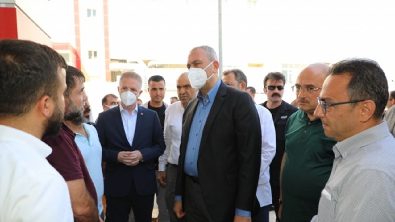 Eski Bakan Abdulhamit Gül, trafik kazasında yaralanan vatandaşları ziyaret etti