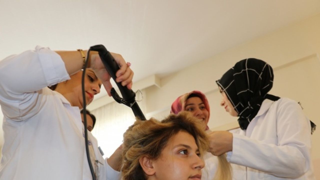 Gaziantep'te gelinlerin düğün öncesi kuaför ve bakımları belediyeden