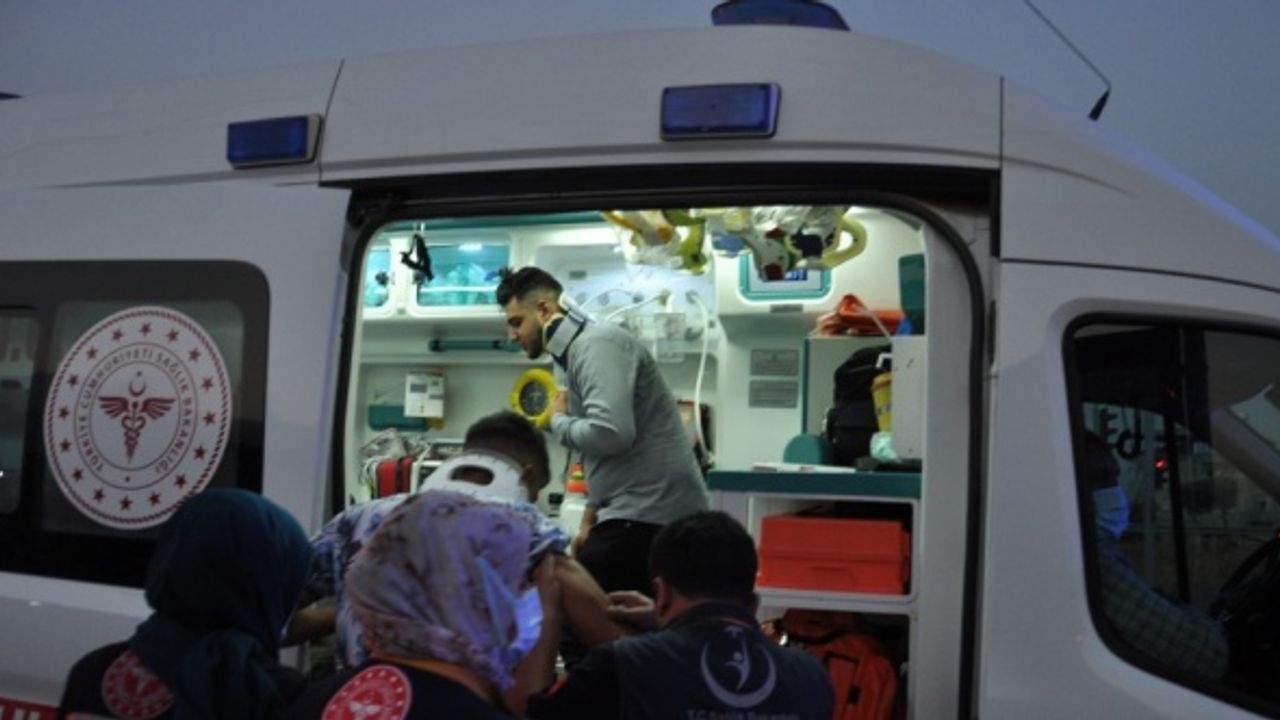 Gaziantep'te otomobille pikabın çarpıştığı kazada 3 kişi yaralandı