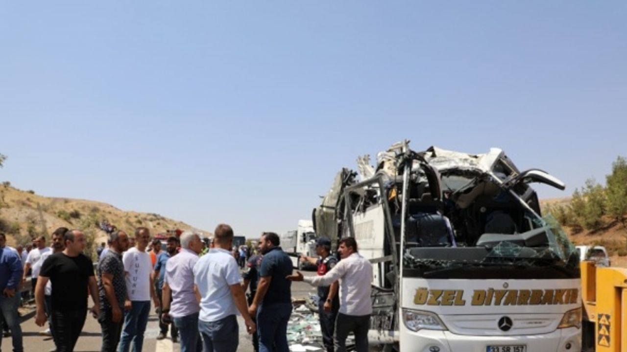 GÜNCELLEME - Gaziantep'te kaza yapan araca müdahale eden ekiplere yolcu otobüsü çarptı, 15 kişi öldü