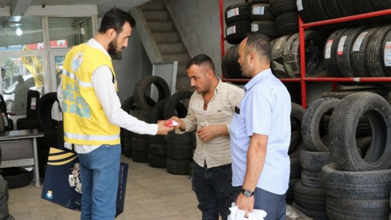 Haliliye Belediyesi Büyük Zafer'in 100. yıl dönümü dolayısıyla Türk bayrağı dağıttı