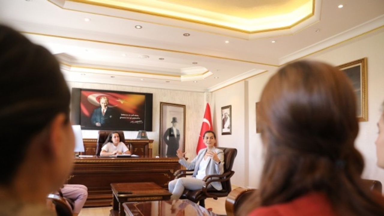 Kadın kaymakam makam koltuğunu kız çocuklarıyla paylaşıyor