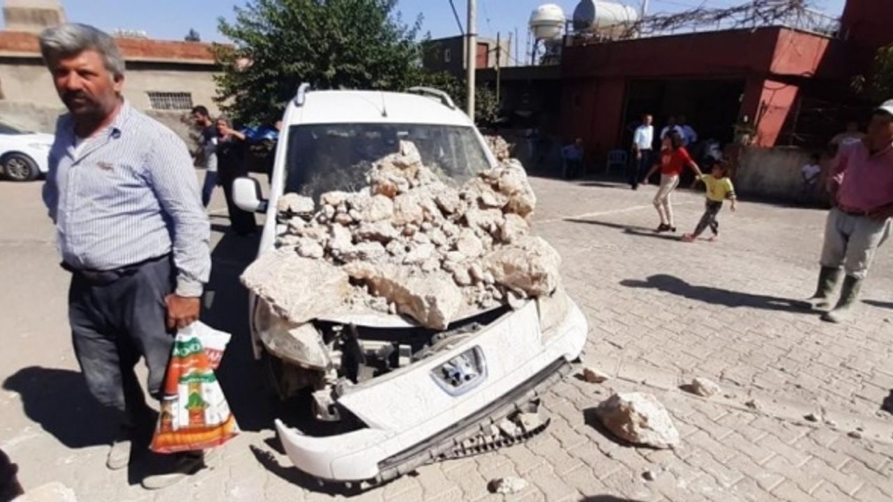 Mardin'de çöken istinat duvarı 3 araca zarar verdi