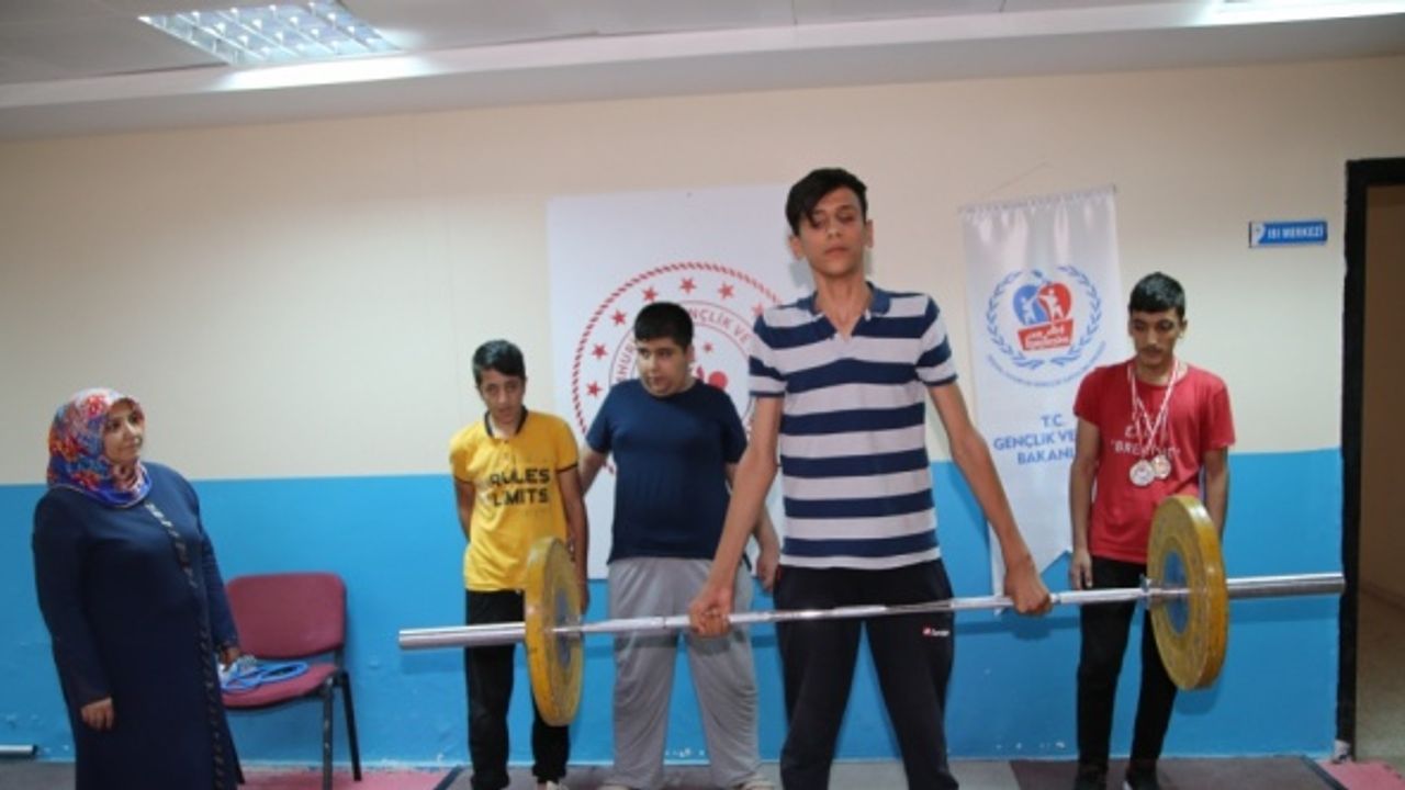 Oğullarına spor yaptırmak isterken diğer engelli gençlerin de "ışığı oldular"
