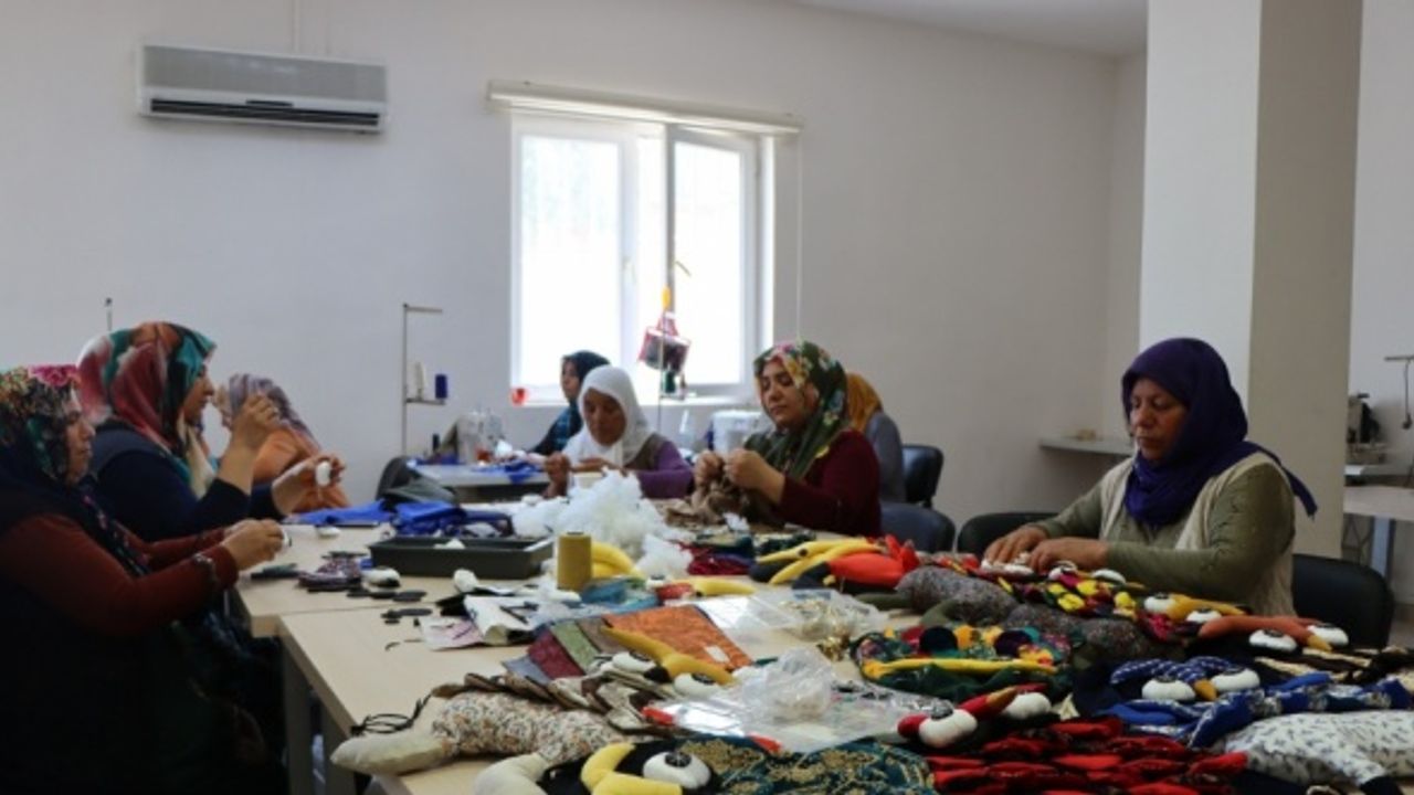 Şanlıurfa'da kadınlar atık malzemeleri çantaya dönüştürüyor