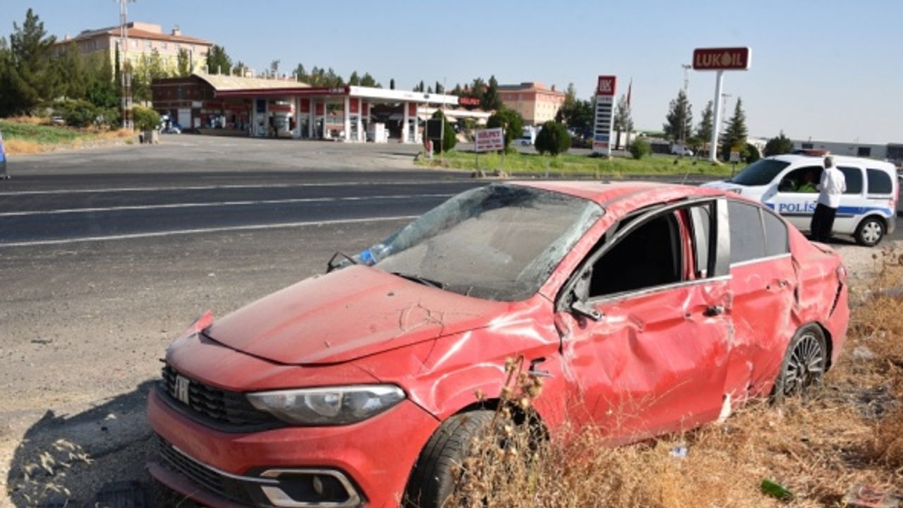 Şanlıurfa'da şarampole devrilen otomobildeki 2 kişi yaralandı