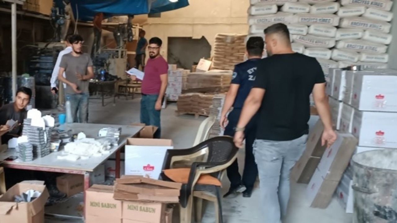 Şanlıurfa'da son kullanma tarihi geçmiş kozmetik ürünler imha edildi