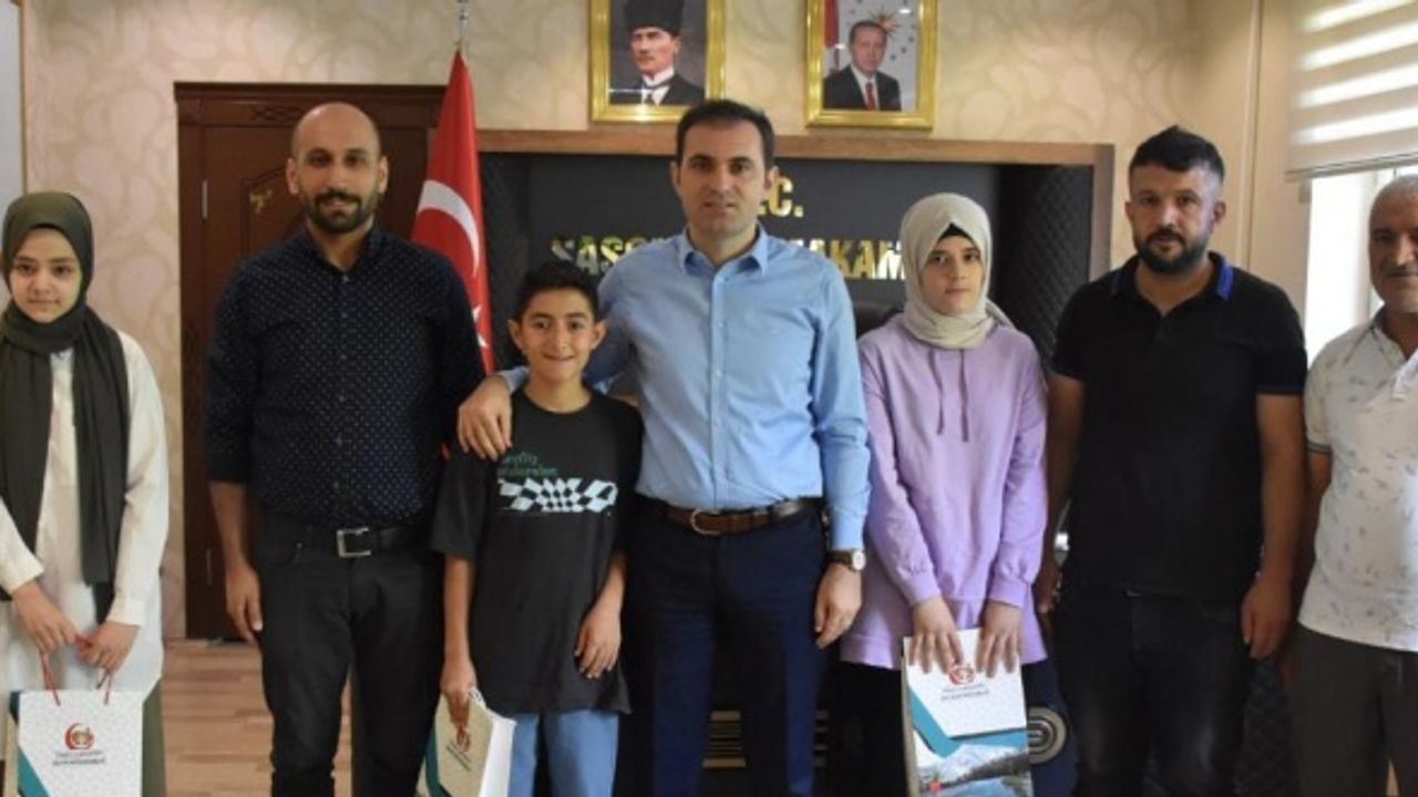 Sason Kaymakamı Mete, LGS'de dereceye giren öğrencileri tabletle ödüllendirdi