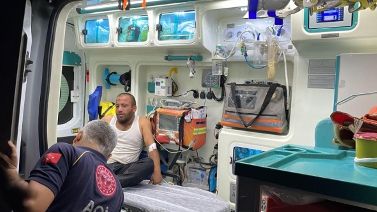 Adıyaman'da baraja düşen kamyonetteki 4 kişi yüzerek kurtuldu