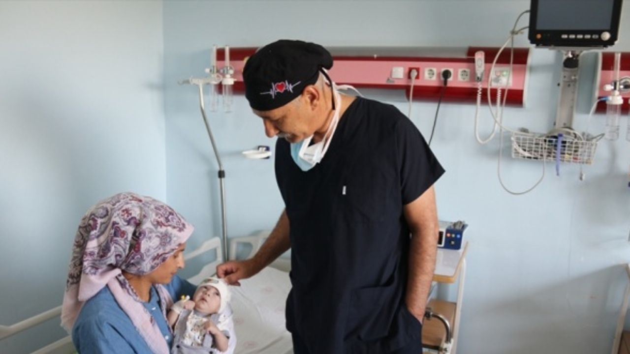 Anne karnında kalp rahatsızlığı tespit edildi, takılan pille yaşama bağlandı