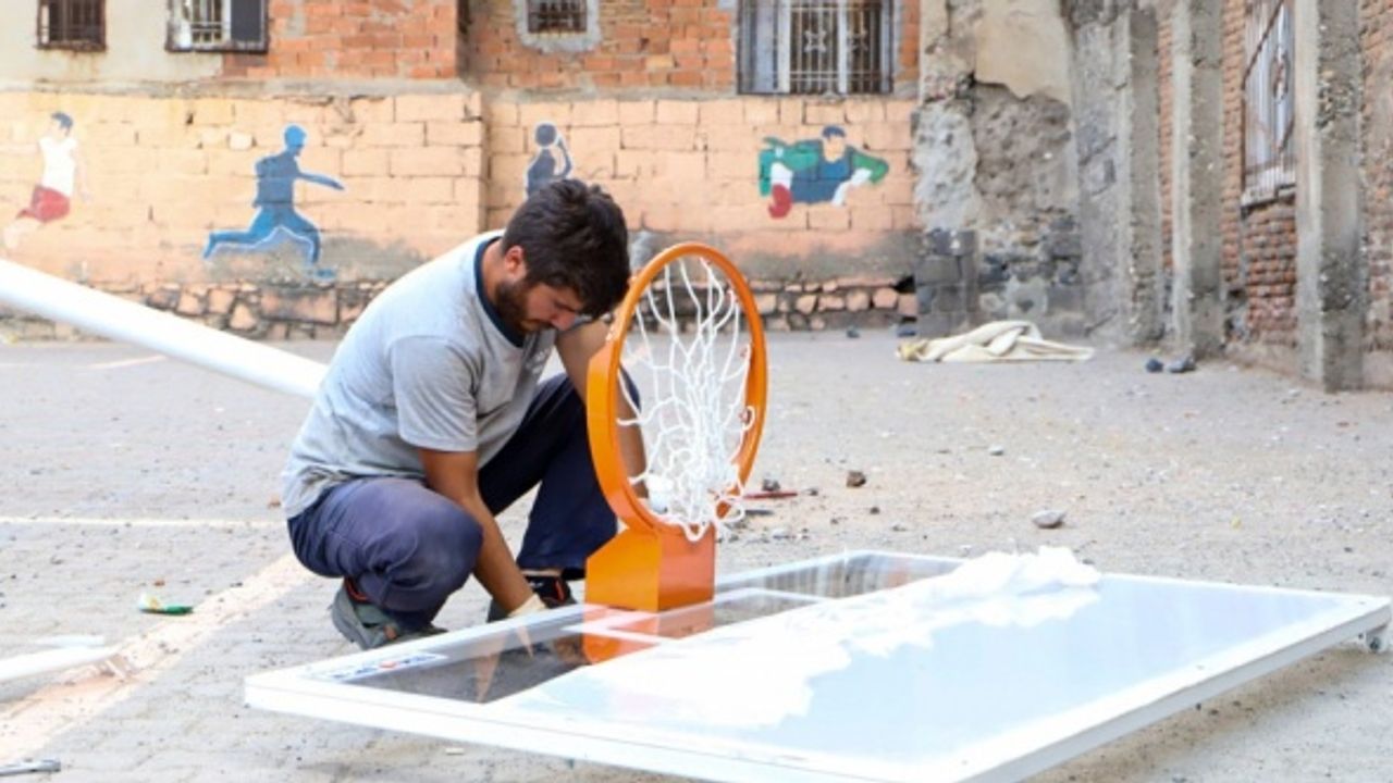 Diyarbakır Büyükşehir Belediyesi okullara basketbol potası monte ediyor