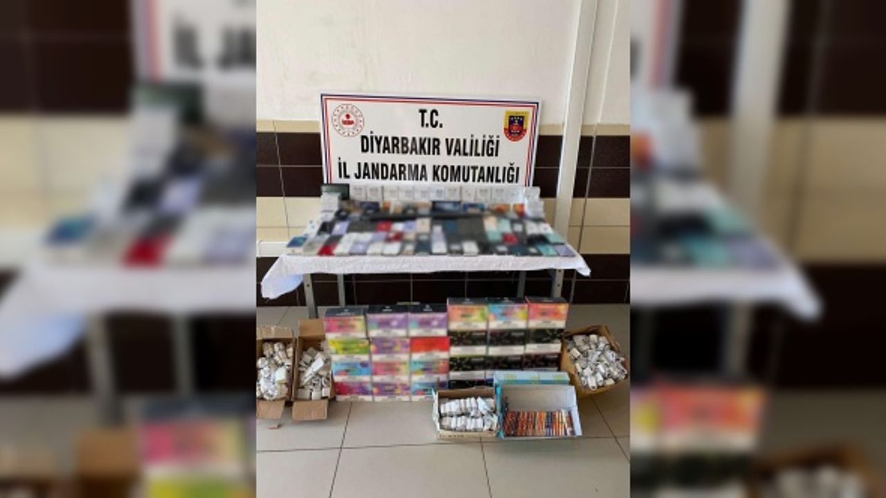 Diyarbakır'da kargo firmasına ait kamyonda kaçak 291 cep telefonu ele geçirildi