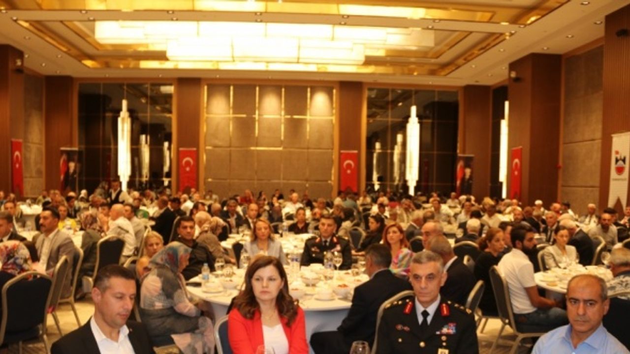Diyarbakır'da valilik tarafından şehit aileleri ve gaziler onuruna yemek verildi