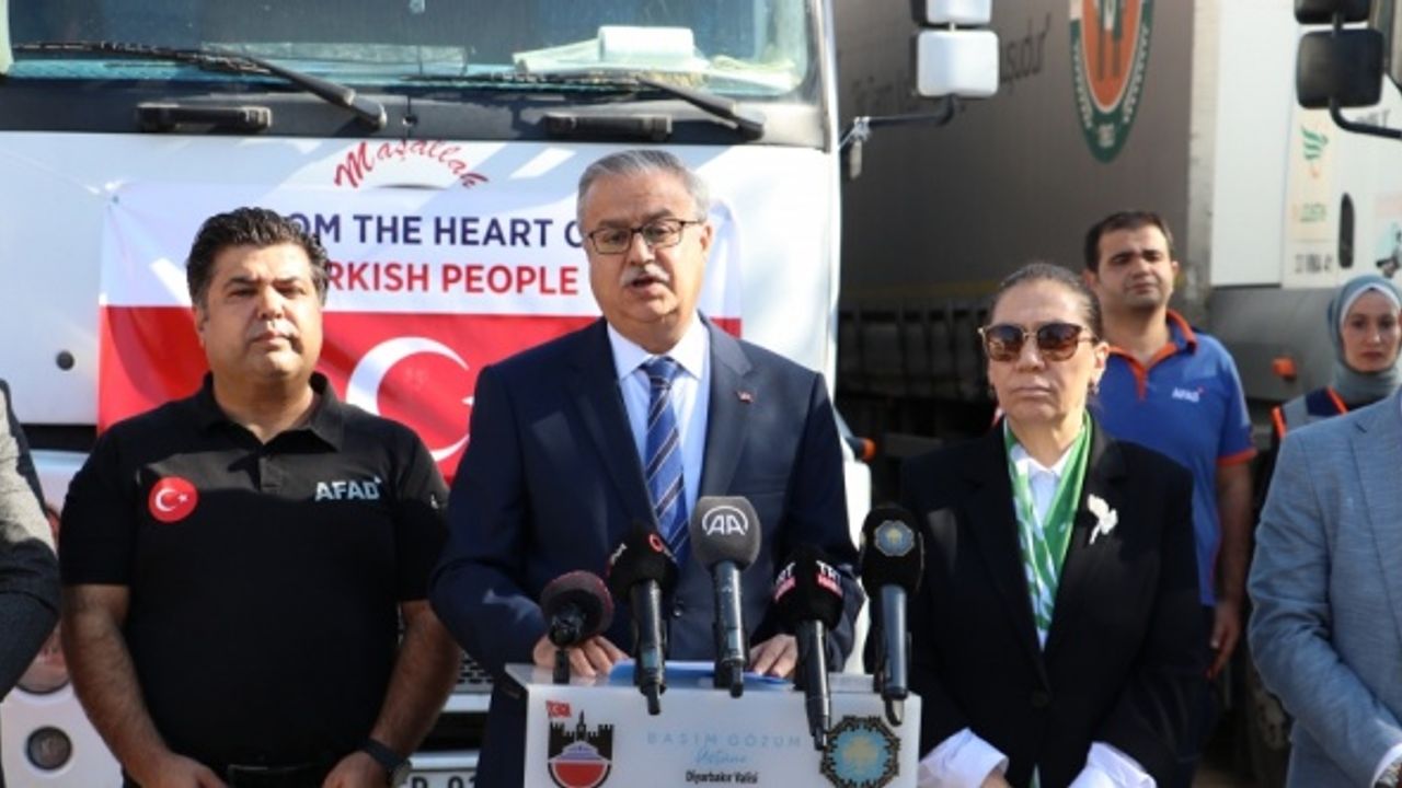 Diyarbakır'dan Pakistan'daki sel bölgesine 12 tır yardım gönderildi