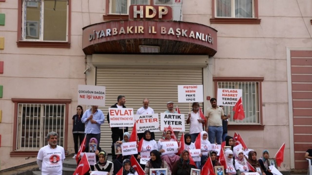 Evladını terörün pençesinden kurtarmak isteyen 5 aile daha oturma eylemine katıldı