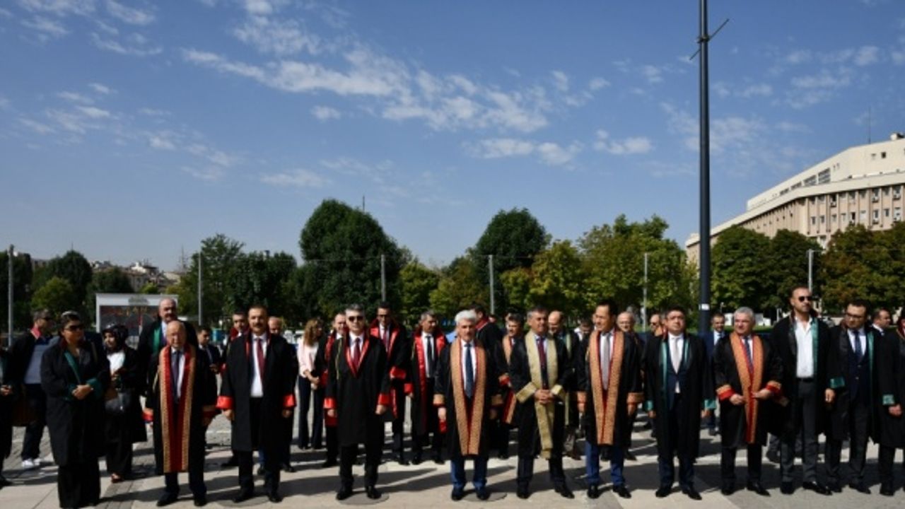 Gaziantep'te Adli Yıl Açılışı dolayısıyla Atatürk Anıtı'na çelenk bırakıldı