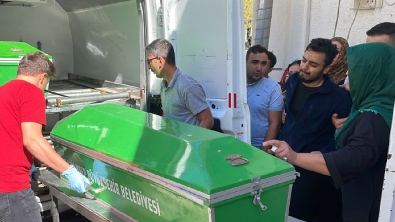 Gaziantep'te derin dondurucuda cesedi bulunan çocuk toprağa verildi