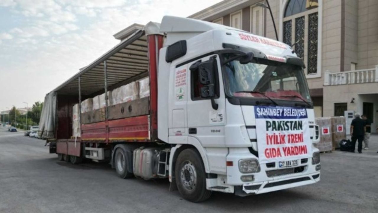 Gaziantep'ten sel felaketin yaşandığı Pakistan'a 2 tır yardım gönderildi