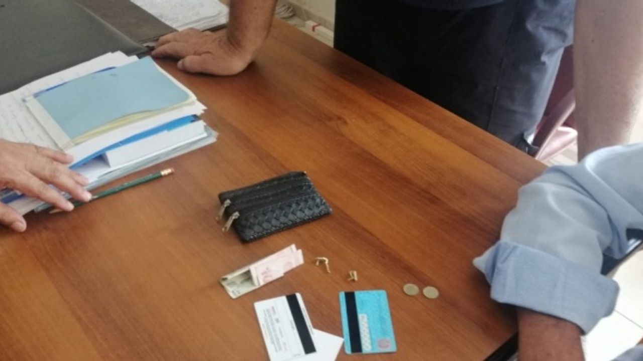 İslahiye'de zabıta ekipleri bulduğu cüzdanı sahibine teslim etti