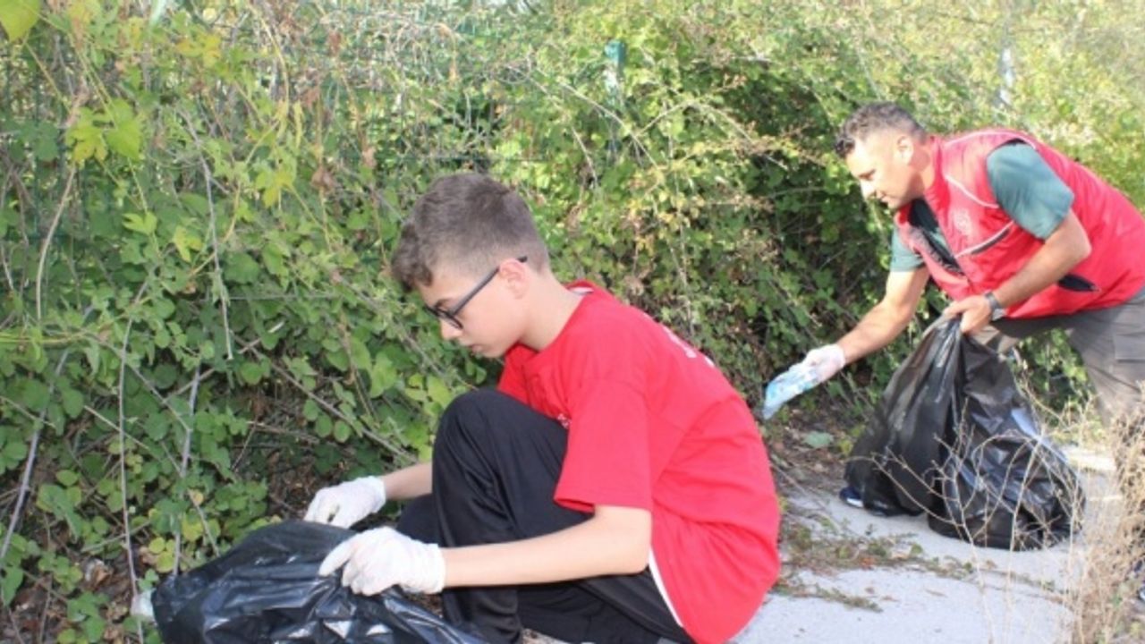 Karabük'te gönüllüler çevre temizliğine dikkati çekmek için çöp topladı