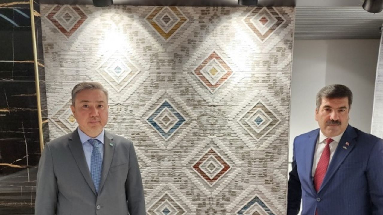 Kazakistan'ın Ankara Büyükelçisi Sapiyev, Güneydoğulu halıcıları ziyaret etti