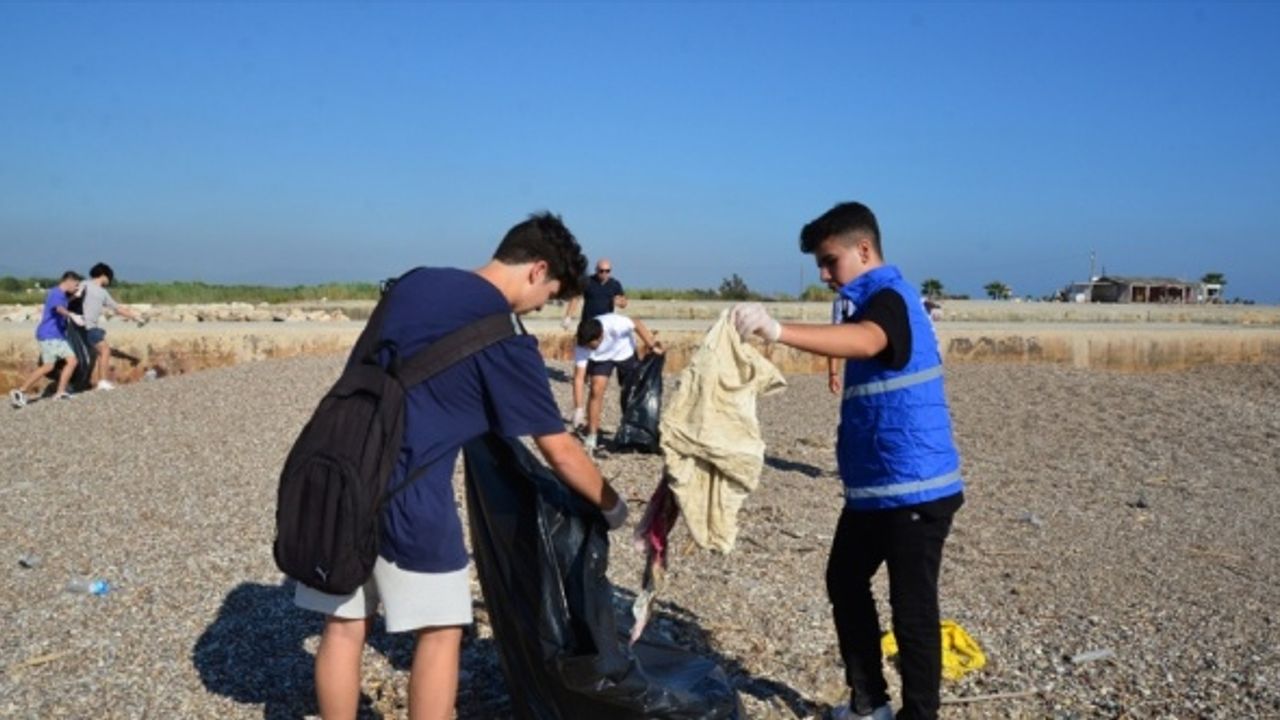 Manavgat'ta çevre temizliği etkinliğinde sahilden 27 torba çöp toplandı