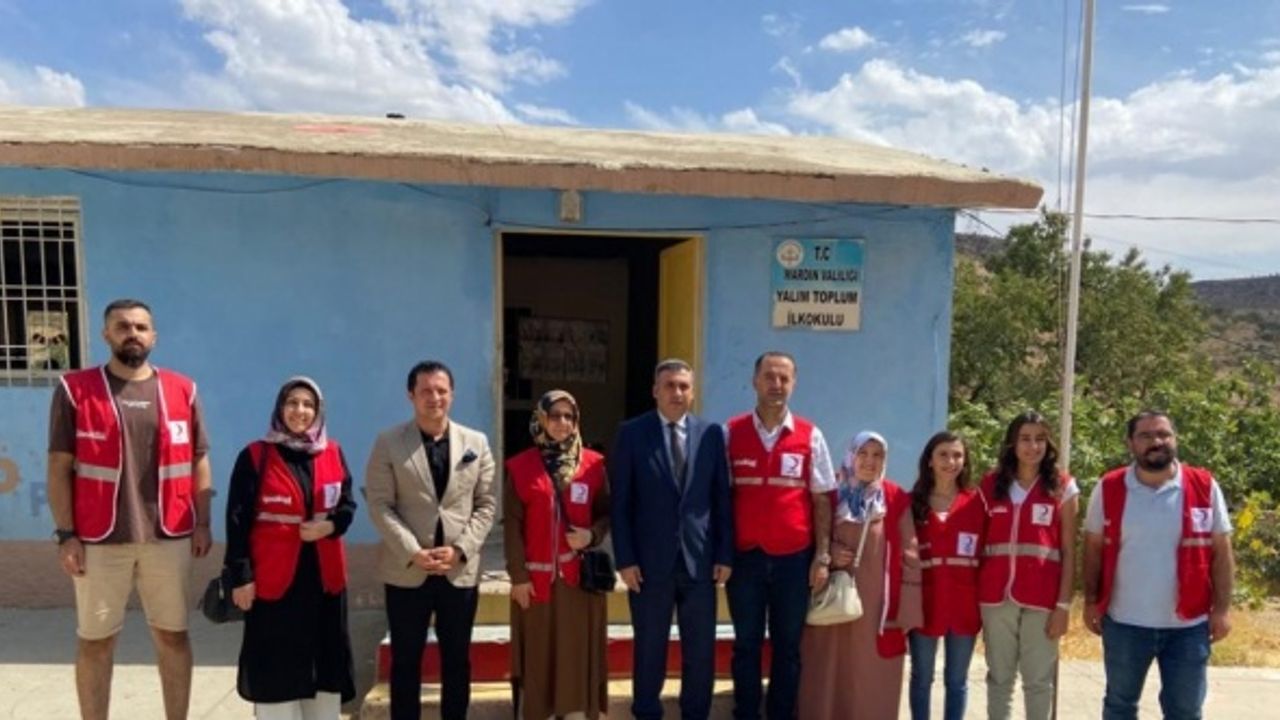Mardin'de öğrencilere spor ve kırtasiye malzemesi desteği