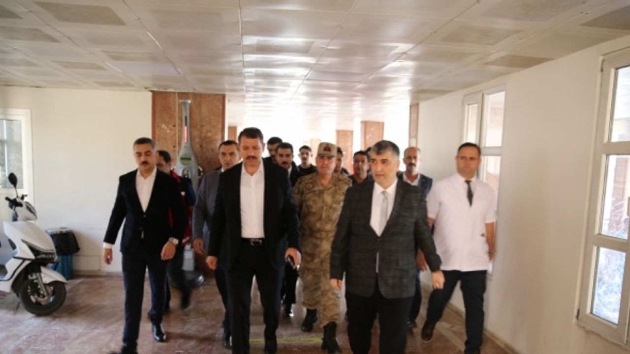 Şanlıurfa Valisi Ayhan'dan terör saldırısında yaralanan askere ziyaret