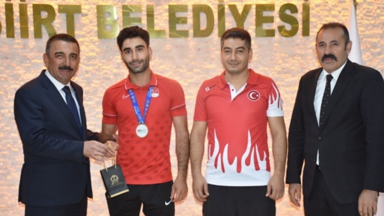 Siirt Valisi Hacıbektaşoğlu'ndan milli sporcu Özalp'a altın ödülü
