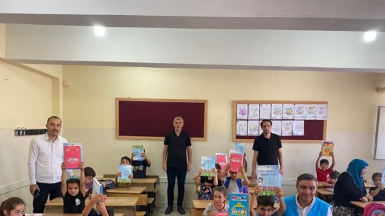 Siirt'te 2 bin 500 öğrenciye eğitim seti dağıtıldı