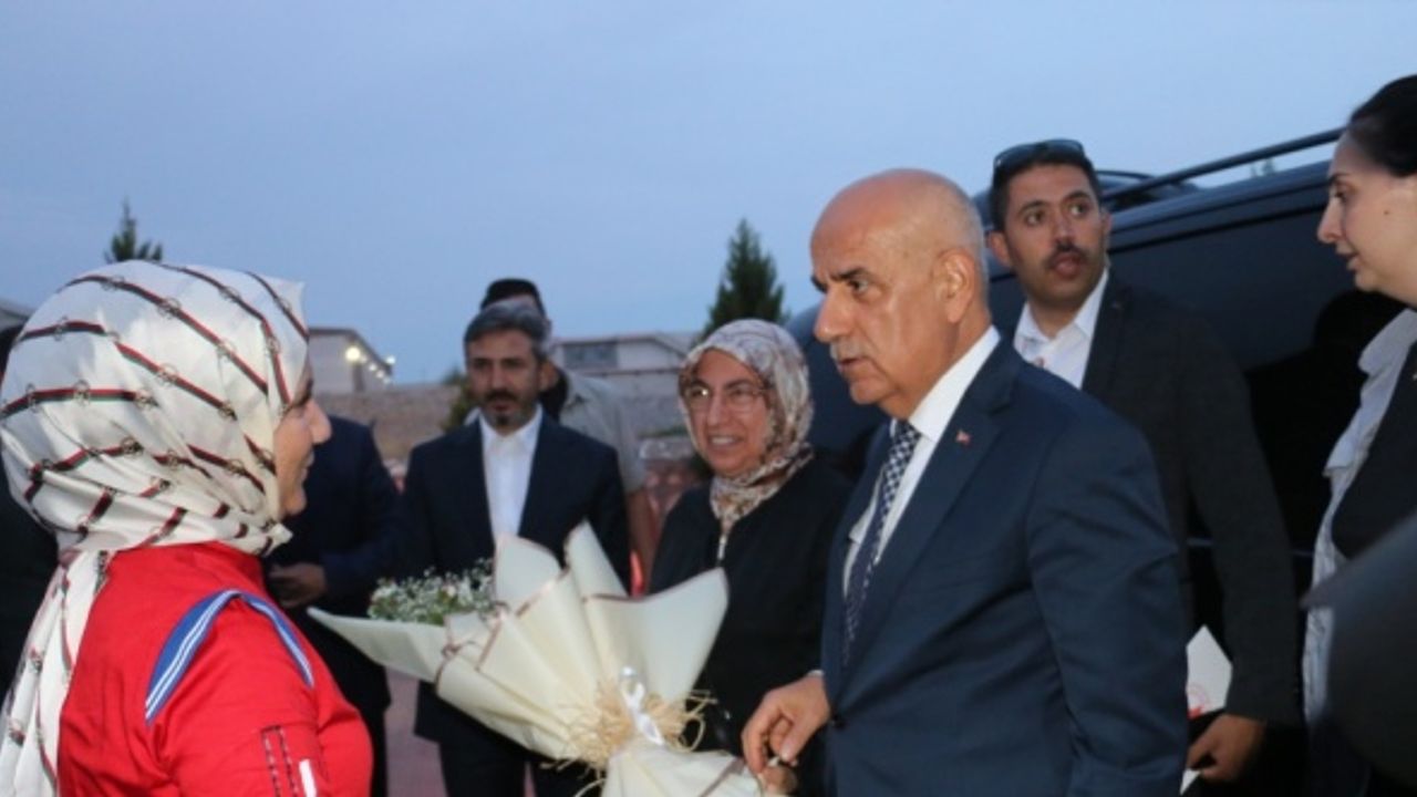 Tarım ve Orman Bakanı Vahit Kirişci, Adıyaman'da badem hasadına katıldı: