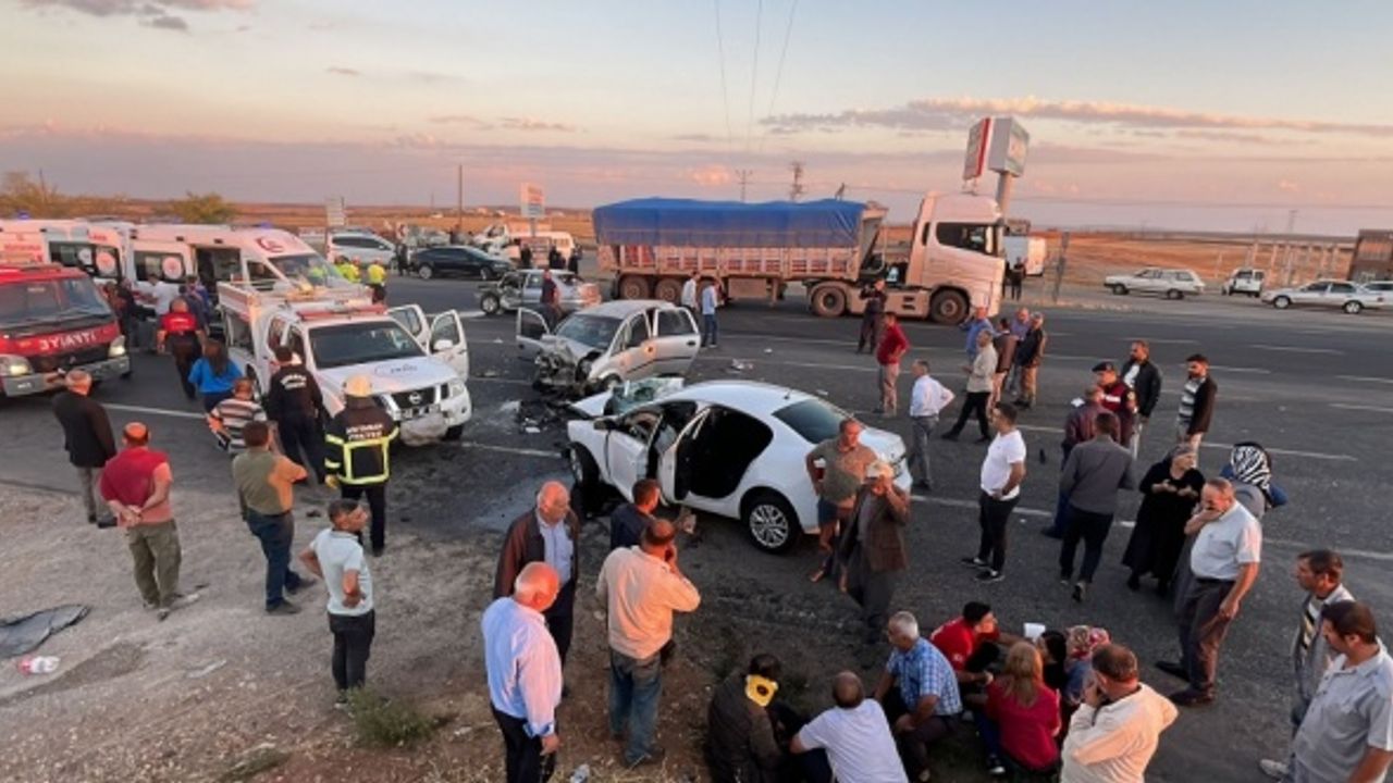 Adıyaman'da 3 otomobilin karıştığı kazada 11 kişi yaralandı