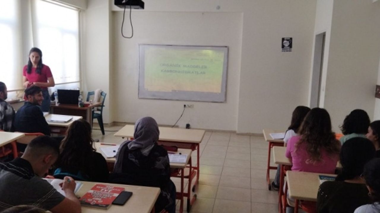 Bağlar Belediyesince açılan merkezde üniversiteye hazırlanan 200 kişiye ücretsiz eğitim