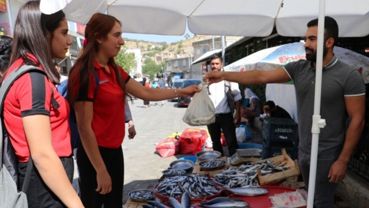Bilek güreşçisi kızlara şampiyonluk yolunda vatandaştan "protein" takviyesi
