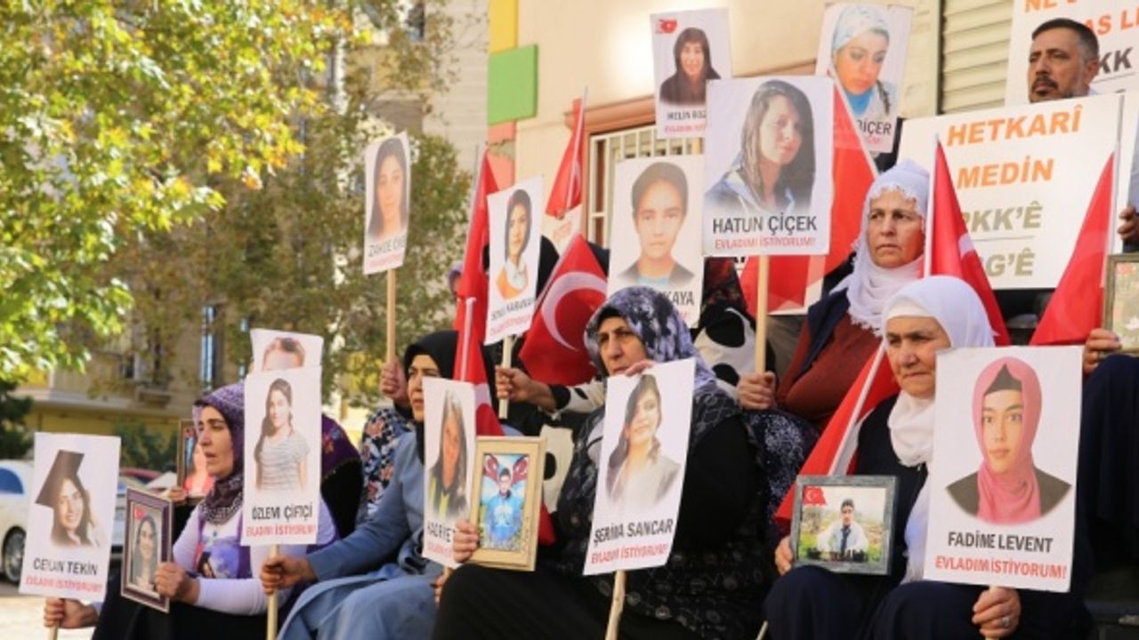 Diyarbakır anneleri, Dünya Kız Çocukları Günü'nde terör örgütü PKK'dan kızlarını istedi