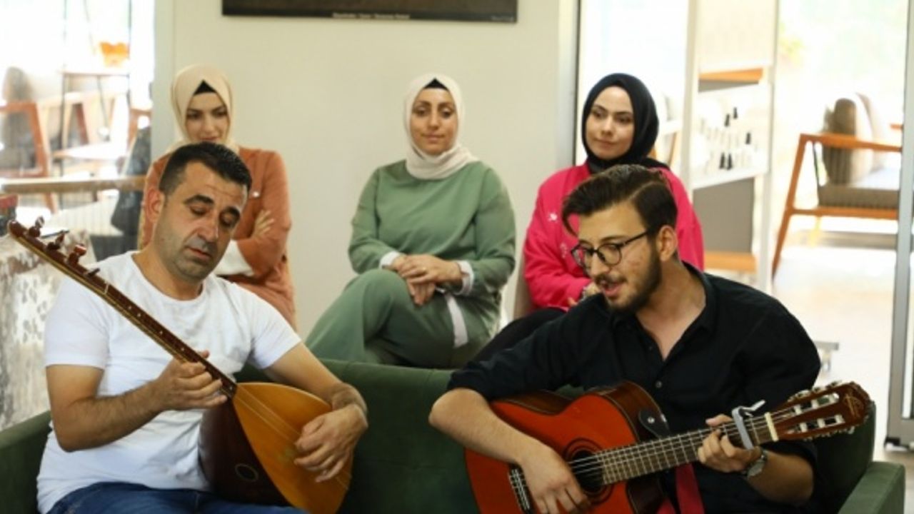 Diyarbakır'da özel gereksinimli bireylerden öğretmenleri için doğum günü etkinliği